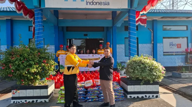 United Tractors dan RRI Ende Salurkan Bantuan ke Desa Roga