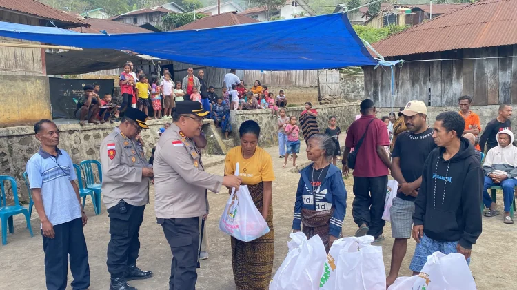Usai Gempa, Polres Ende Bawa Sembako dan Trauma Healing ke Demulaka