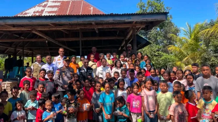 Wagub NTT dan Kapolres Ngada Salurkan Bantuan Korban Gempa di Mengeruda