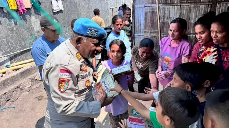 Propam Polres Sikka Salurkan Bantuan bagi Warga Rentan