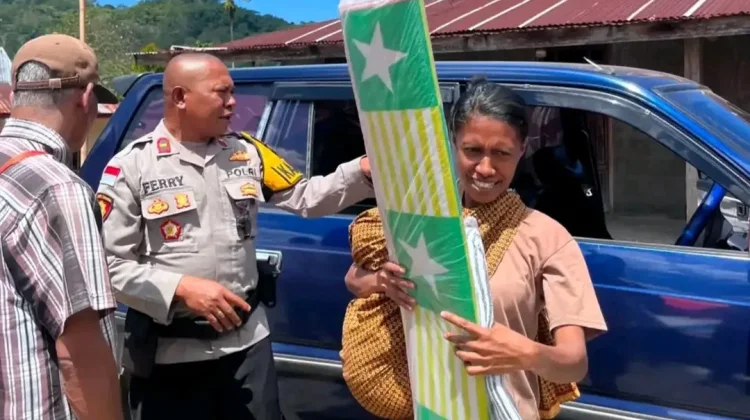 Polsek Golewa Salurkan Bantuan untuk Korban Gempa
