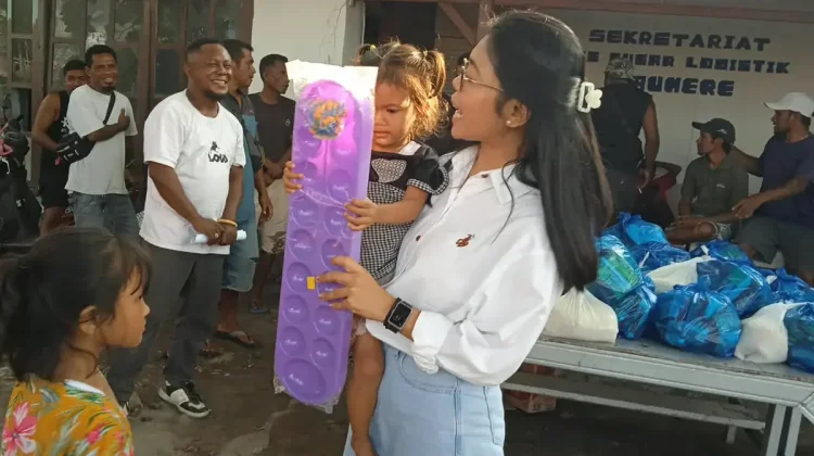 PKK Sikka Salurkan Bantuan untuk 106 Porter Pelabuhan L. Say Maumere