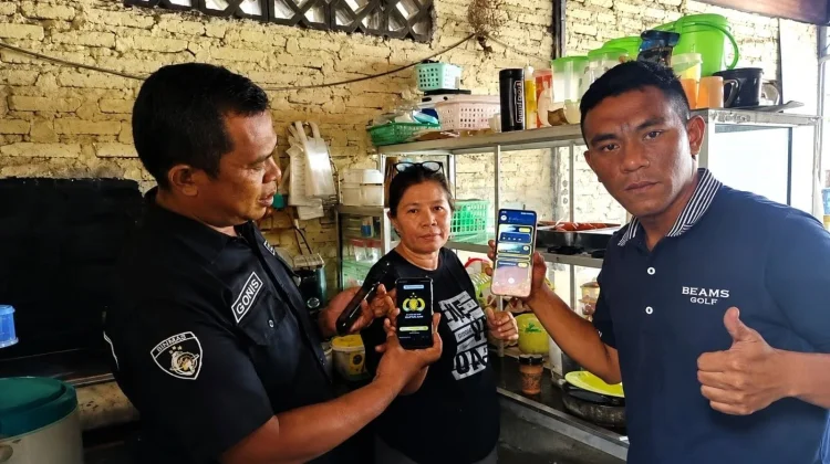 Polres Flores Timur Kenalkan Super APP Polri lewat Sambang Warga