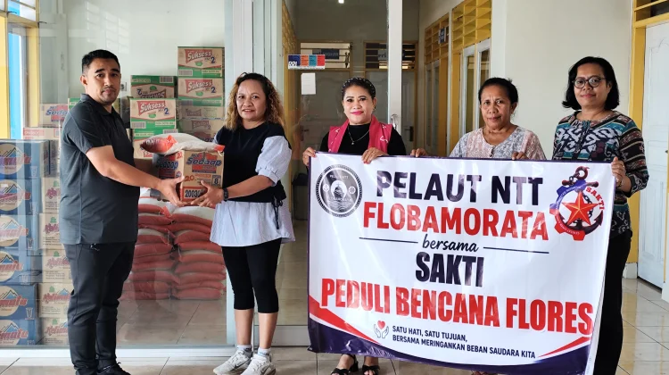 Peduli Bencana Flores, Pelaut NTT Salurkan Bantuan Lewat RRI Ende