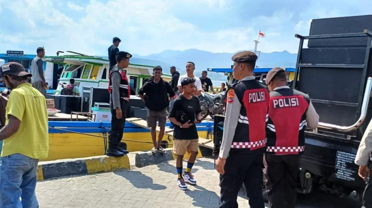 Polres Flotim Perkuat Keamanan Pelabuhan Larantuka lewat Patroli