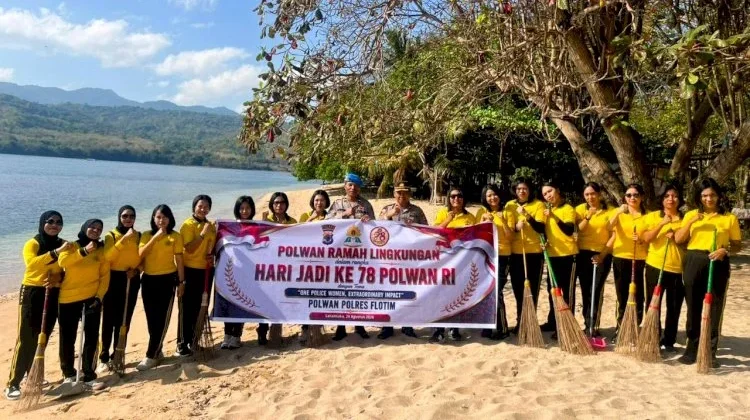 Polwan Polres Flotim Bersihkan Pantai Kota jelang Hari Jadi ke-78