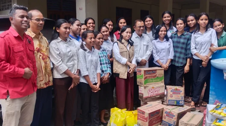 Pemkab Ende Salurkan Bantuan Untuk Mahasiswa Asrama STIPAR Ende
