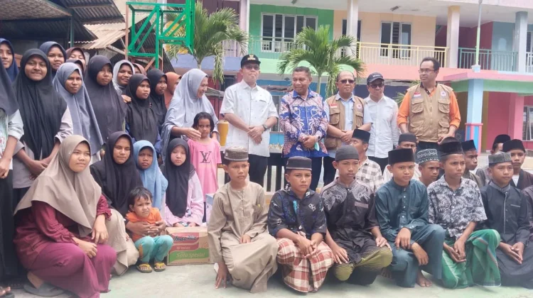 Gubernur NTT Salurkan Bantuan untuk Santri Walisanga