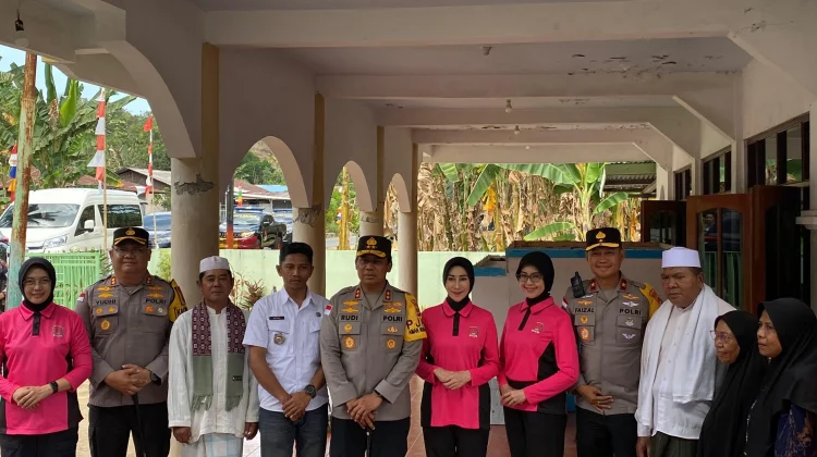 Pasca Gempa, Kapolda NTT Salurkan Rp100 Juta untuk Renovasi Masjid