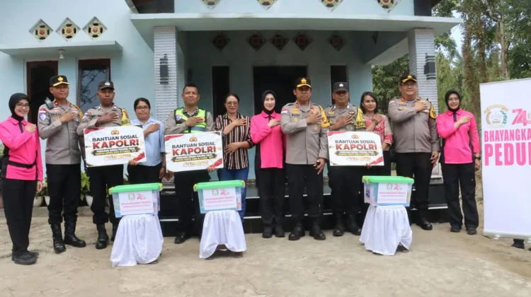 Tiga Personel Polres Ende Terima Bantuan Renovasi Rumah Pasca Gempa