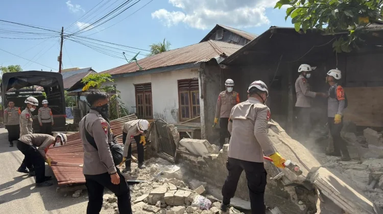 Pascagempa, Brimob Bantu Bersihkan Rumah Warga di Reo, Manggarai