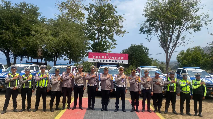 Ditlantas Polda NTT Serahkan Tujuh Kendaraan Double Cabin ke Polres Terdampak