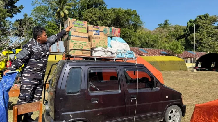 Prajurit Lanal Labuan Bajo Gunakan Kendaraan Pribadi Salurkan Bantuan