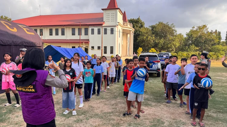 Hilangkan Trauma Gempa, Polisi Ajak Anak Patroli Keliling Labuan Bajo