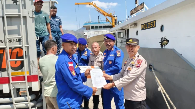Kapal Polairud KP Pomana XXII-3017 Bawa Bantuan Gempa ke Tiga Kabupaten di Flores.