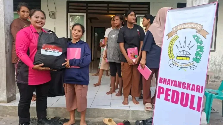 Polsek Aimere dan Bhayangkari Salurkan Bantuan Korban Gempa