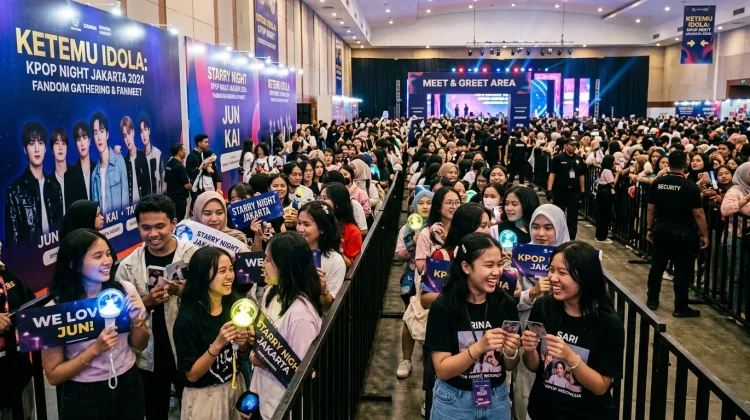 Mengapa Penggemar Rela Antre Demi Bertemu Idolanya?