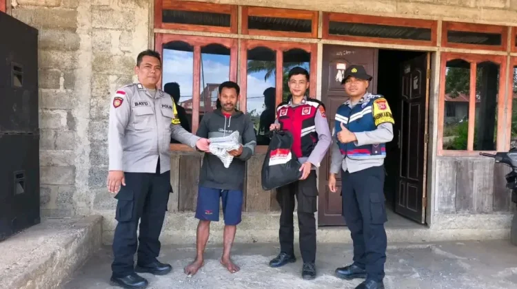 Polres Ngada Salurkan Bantuan untuk Lansia Korban Gempa