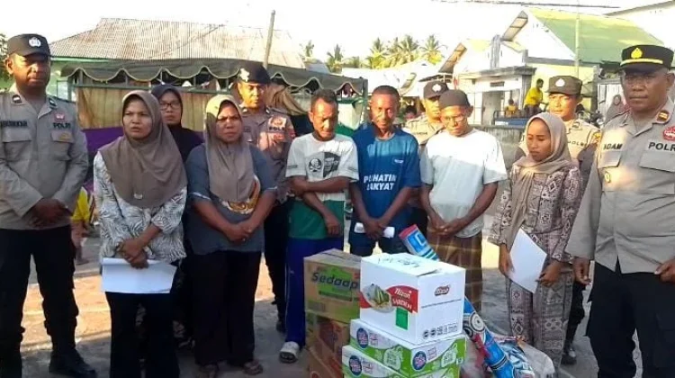 POLRI Salurkan Bansos bagi Warga Terdampak Gempa di Kecamatan Pulau Ende