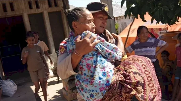 Polri Salurkan Sembako dan Evakuasi Lansia Palue