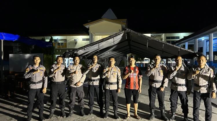 Belajar Ditengah Ancaman Gempa, Polres Ende Dirikan Tenda Darurat di SMPN 1 Ende