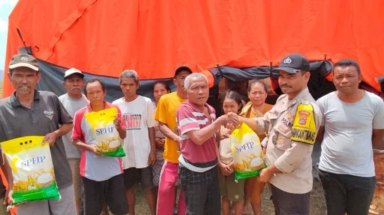 Bhabinkamtibmas Reok Barat Salurkan Bantuan Sembako Bagi Warga Golo Kukung