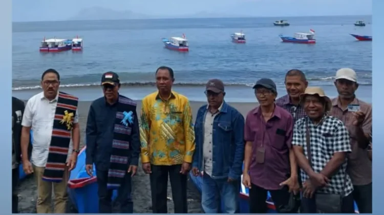 Pemkab Ende Serahkan Bantuan Kapal untuk Nelayan