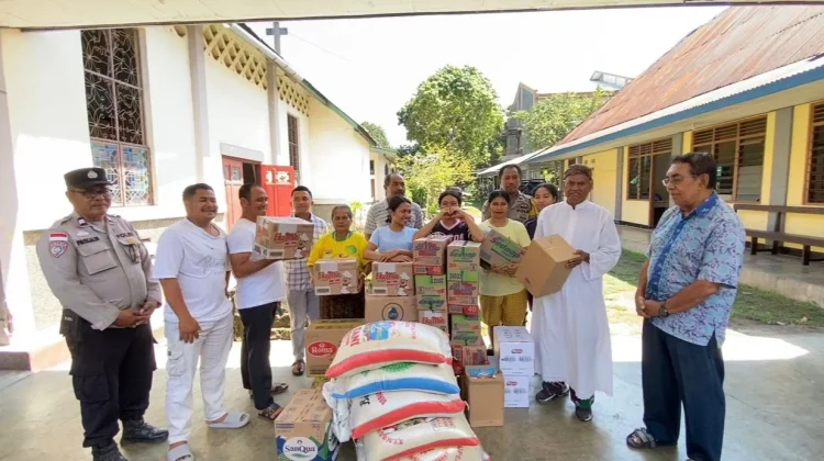 Pasca Gempa, Polres Ende Salurkan Bantuan Sembako ke Biara St. Yoseph Katedral Ende