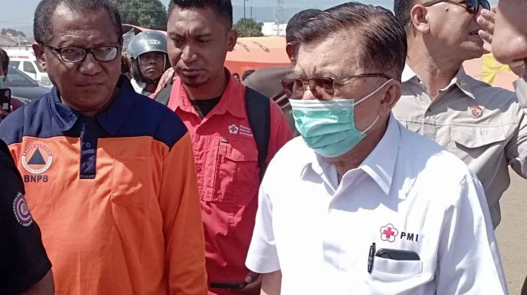 Jusuf Kalla Tinjau Pengungsi Gempa di Sikka