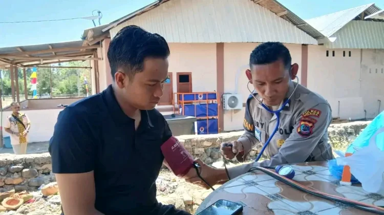 Dokkes Polres Ngada Jaga Kesehatan Personel di Posko Bekek