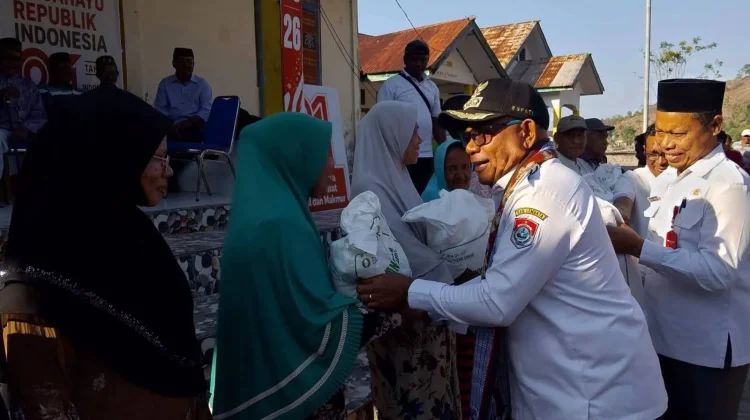 Bupati Lembata Salurkan 10,2 Ton Beras untuk Warga Kalikur