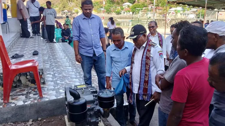 Nelayan Kedang Terima Bantuan Mesin untuk Tingkatkan Produksi