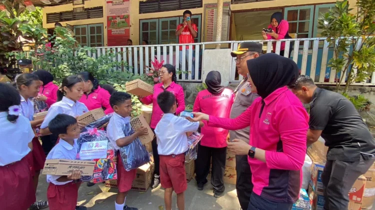 Polres Ende Salurkan Bantuan Sekolah untuk Siswa Terdampak Gempa