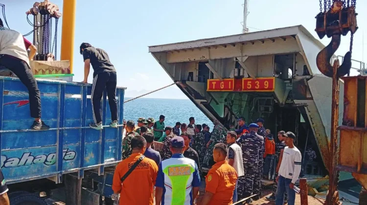 KRI Teluk Parigi Bawa Bantuan Gempa Sikka
