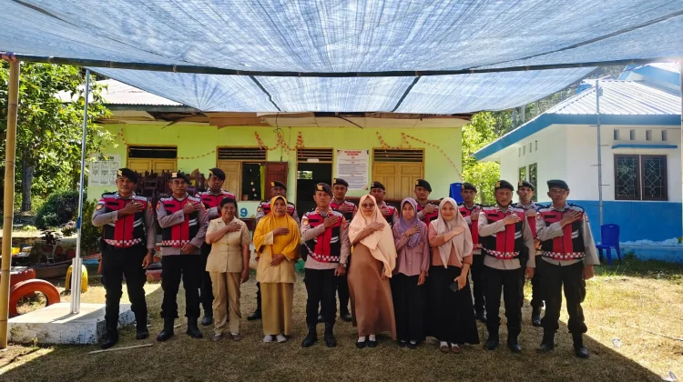 Personel Samapta Polres Ende Dirikan Kelas Darurat Pasca Gempa di TK Sare Orha