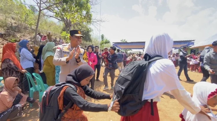 Trauma Healing Anak Pascagempa, Kapolda NTT Ajak Anak Pulau Kukusan Bermain