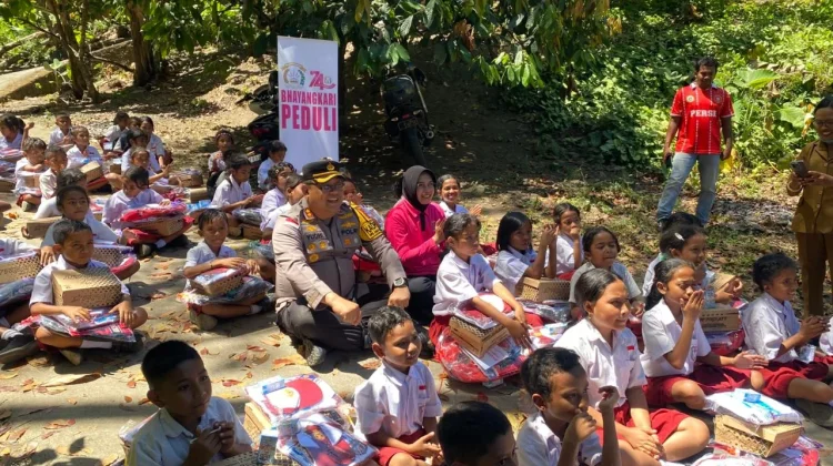 Bantuan Ibu Kapolri untuk Siswa SDI Roworena 2 Diserahkan di Lokasi