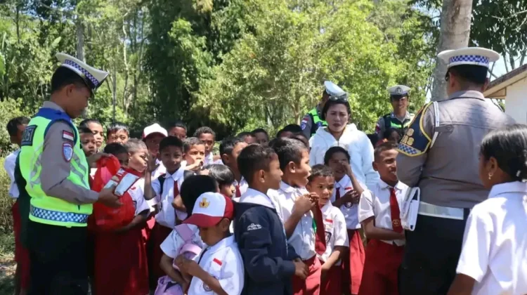 Polres Ngada Pulihkan Semangat Anak Pascagempa di SDK Ubedolumolo