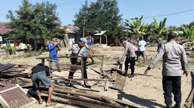Polisi dan Warga Bersihkan Puing Gempa di Desa Keliwumbu, Ende