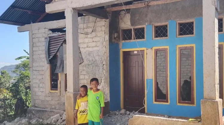 Ketika Gempa Runtuhkan Rumah Terakhir Dua Anak Yatim Piatu di Manggarai