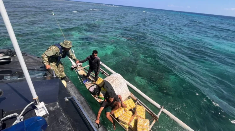 Lanal Labuan Bajo Tempuh Laut Antar Bantuan ke Pesisir Manggarai
