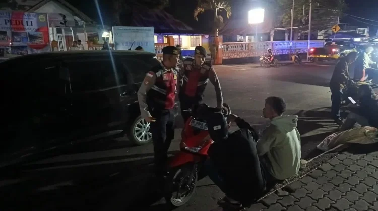 Sat Samapta Polres Ngada Jaga Warga Pascabencana di Kota Bajawa saat Malam