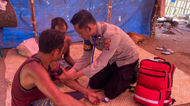 Pulihkan Luka, Tumbuhkan Harapan, Polri Hadir Layani Warga Terdampak Gempa di Riung