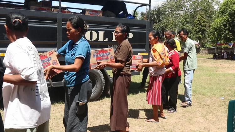 Antusiasme Ibu-Ibu Desa Mukusaki Sambut Bantuan RRI Ende Pascagempa