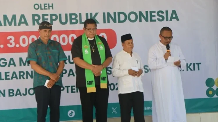 Salurkan Bantuan Tanggap Darurat, Menag Dorong Pendidikan Harus Tetap Berjalan