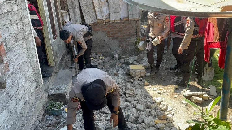 Polisi Bergerak Cepat Bersihkan Puing Rumah Warga Terdampak Gempa