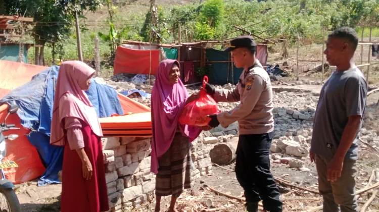 Polsek Ende Salurkan Bantuan bagi Warga Terdampak Gempa di Desa Wajakeajaya