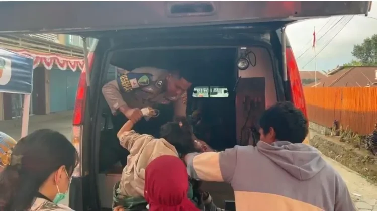Truk Ambulans Polisi Jadi Penyelamat Enam Ibu Hamil di Manggarai