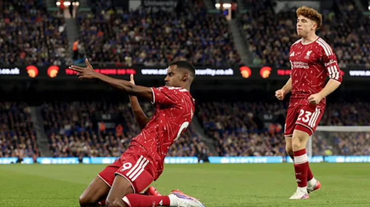 Isak Cetak Dua Gol, Liverpool Raih Kemenangan Pertama Era Iraola