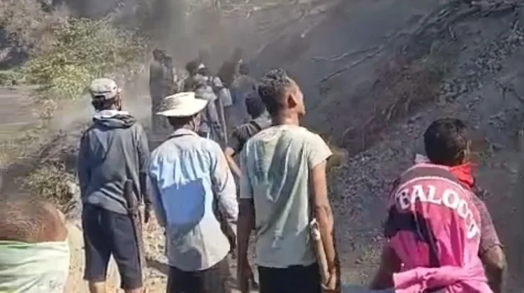 Warga Wolotopo Harap Alat Berat Atasi Jalan Tertimbun Longsor Pascagempa